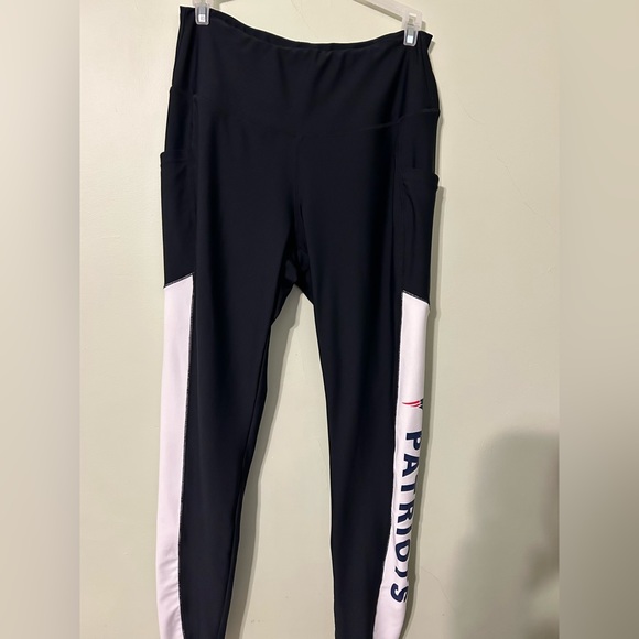 WEAR by Erin Andrews NFL Mew England Patriots Leggings - Picture 5 of 7